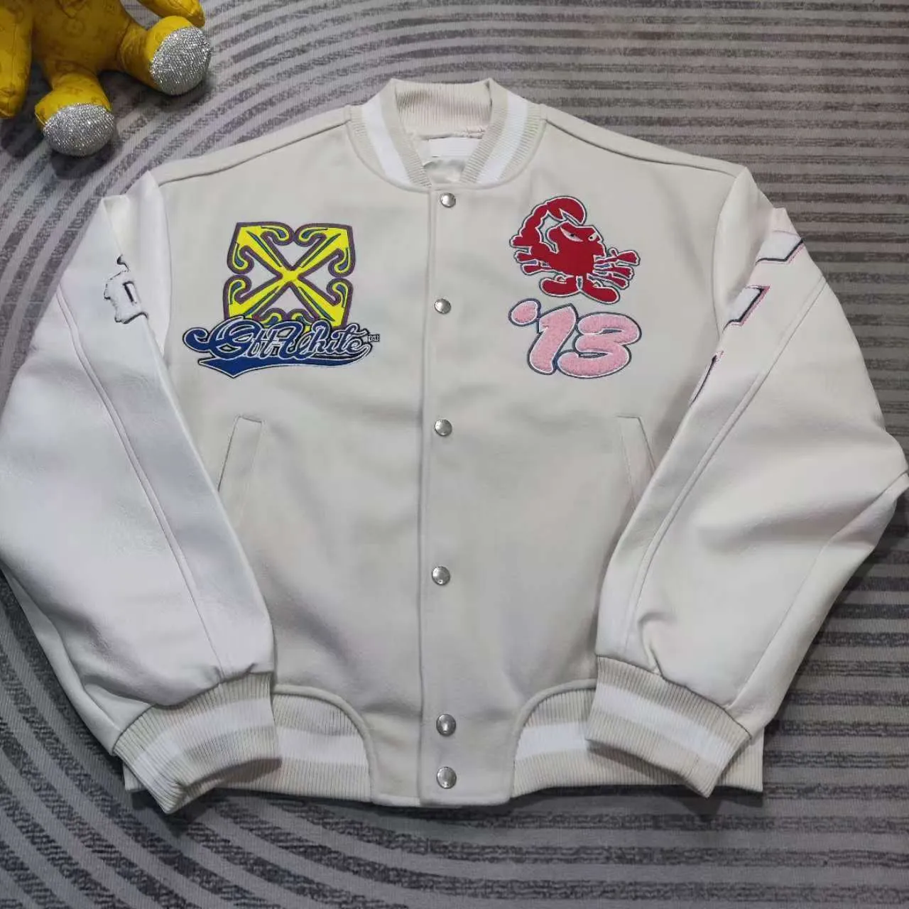 Top tested version off white heavy industry embroidery patchwork leather high temperature hot crystal diamond baseball uniform male and female couple star same style (⚠ original button mold customization, patch embroidery color matching) original packaging original label 🔍 full set of accessories customized packaging elevators are purchased from the original factory all series of hardware mold customization one-to-one restoration of fabric color components The fabric is made of 65% wool, 15% natural silk, 10% spandex and 10% velvet, mixed and custom-woven. The total weight is more than 900 grams! And the most important thing is its color fastness, it will never fade! -The embroidery uses an imported towel embroidery machine. Each pattern is first embroidered on the fabric, and then engraved with an infrared laser, and then fixed with a sewing machine. The whole garment is labeled in many places, one is flat embroidered, and the large pattern on the back is directly embroidered on it. This dress has 4 different embroidery techniques⚠ -The sleeves are all made of two-layer pebbled fabric, which is processed, shaped, colored, washed, and the texture retains the original grain structure! Thick, plump and round! -The processing technology is extremely complex, the pieces are neatly spliced ​​and aligned, and the entire garment has precise wiring density. Gender-neutral style. Loose version. Self-conscious quality control. Details determine success or failure. Size: S M L XL P: 680